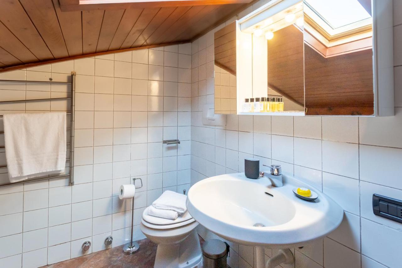 Blue Attic - Historical Como City Center By Rent All Como Exterior photo